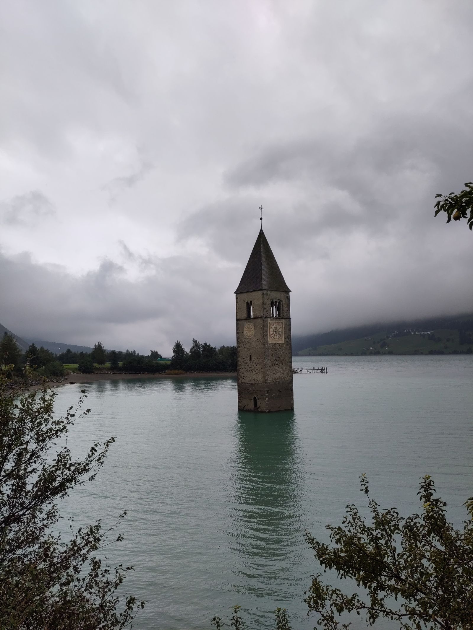 Dzwonnica dawnej wsi Graun w jeziorze Reschensee